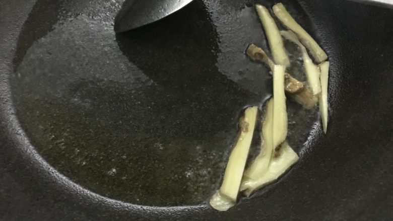 白萝卜炖牛筋巴脑,大火,油锅,放入姜片。