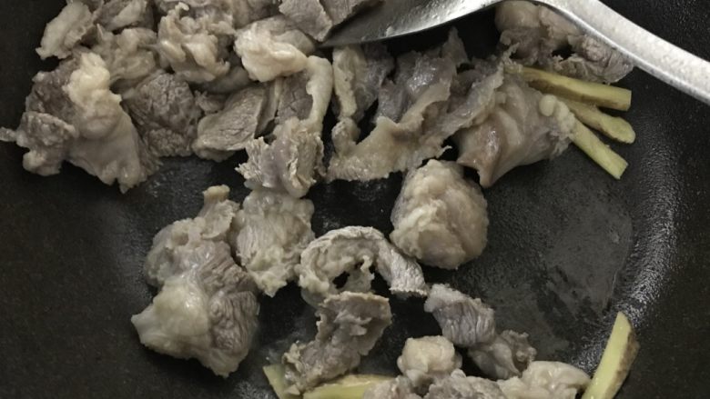 白萝卜炖牛筋巴脑,放入牛筋巴脑,翻炒香。