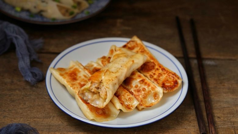 脆底猪肉洋葱锅贴,外皮酥脆、喷香诱人的猪肉洋葱锅贴就做好了,和米粥搭配就是美美的一顿早餐!