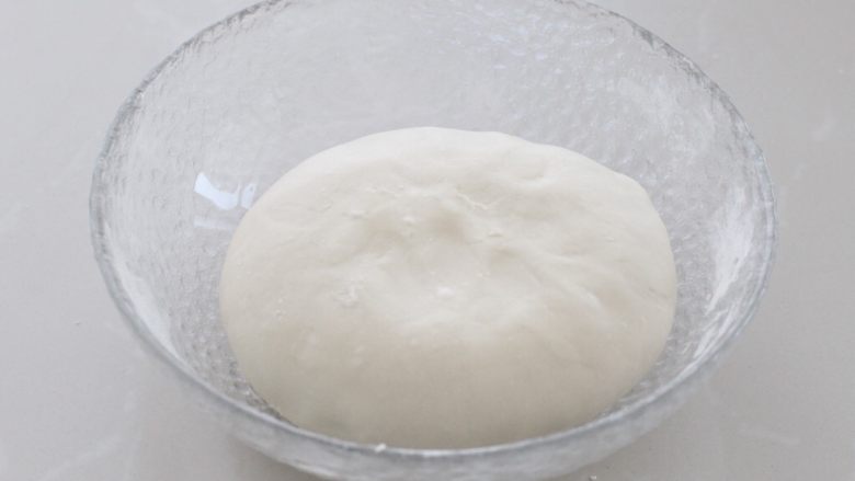 猪肉莲藕馅饺子,在面粉中加入适量温水,用筷子搅拌成棉絮状,再揉成光滑的面团覆盖保鲜膜,放置一旁饧二十分钟左右