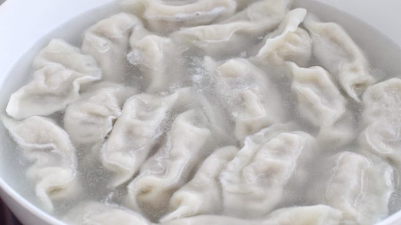 猪肉莲藕馅饺子,锅中添适量清水烧开,下入饺子后用筷子轻轻拨动,以免饺子粘连在一起,待饺子煮熟后用笊篱捞到盘中就可以享用啦!