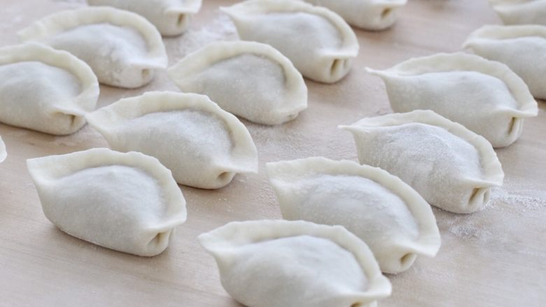 猪肉莲藕馅饺子,将所有饺子按照以上步骤包好备用,如果不是马上吃可以放进冰箱冷冻室,随吃随煮