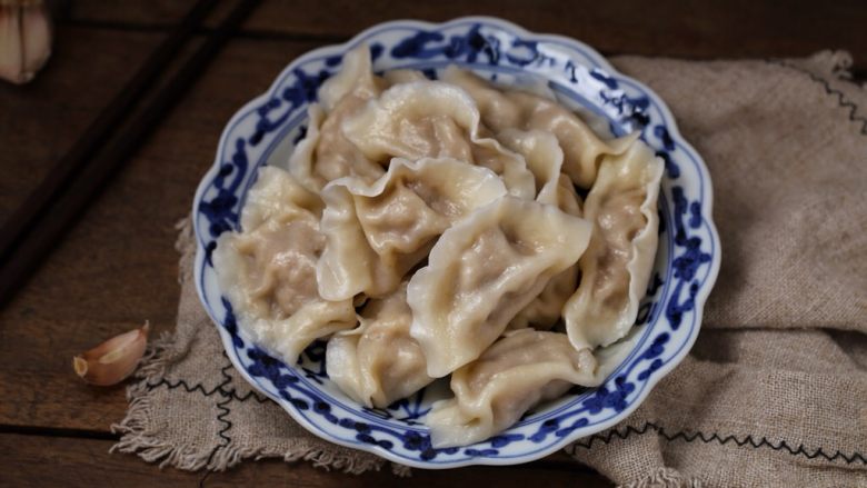 猪肉莲藕馅饺子,一道美味诱人的猪肉莲藕馅水饺就完成了,吃的时候调一些蘸料,比如陈醋、蒜酱、辣椒油,如果有腊八蒜就更完美了!