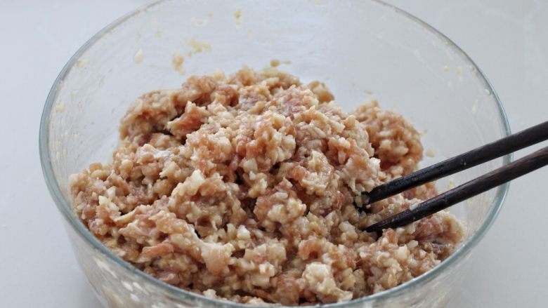 猪肉莲藕馅饺子,<a style='color:red;display:inline-block;' href='/shicai/ 30'>莲藕</a>去皮切碎,放入肉馅中搅拌均匀,饺子馅就调好了