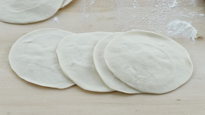 烫面豆沙饼,再用擀面杖擀成中间厚些边缘稍薄的饼皮,不操作的面团用保鲜膜盖上,防止风干