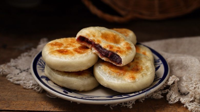 烫面豆沙饼,一款薄皮馅大、香甜美味的豆沙饼就做好了，爱吃面食的你赶紧试试吧！