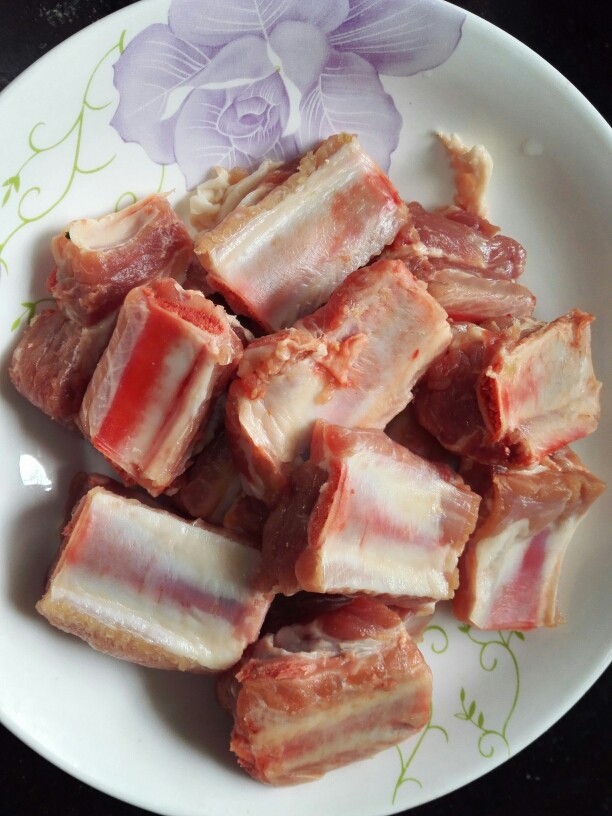 百变水果 香橙排骨,肋排切成均匀的块状