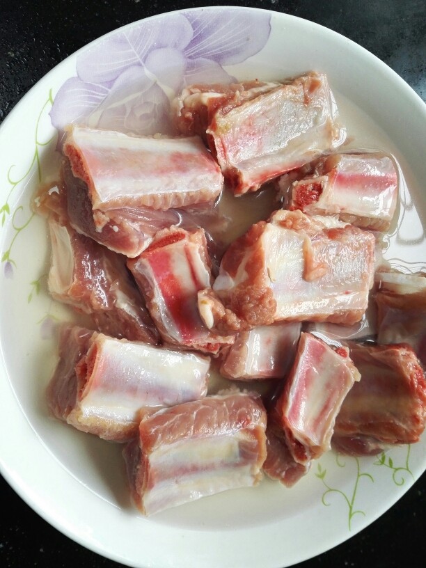 百变水果 香橙排骨,泡水泡出血水并清洗干净