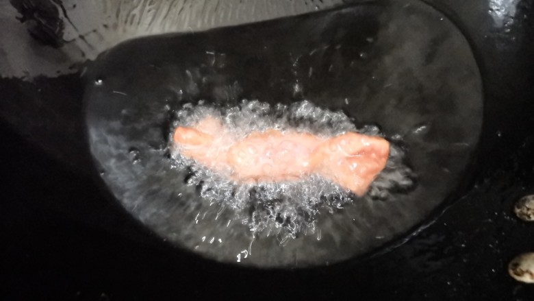百变水果 糖果香蕉,炸至两面金黄即可(我做的比较少,所以只用了少量油一个个炸的)。