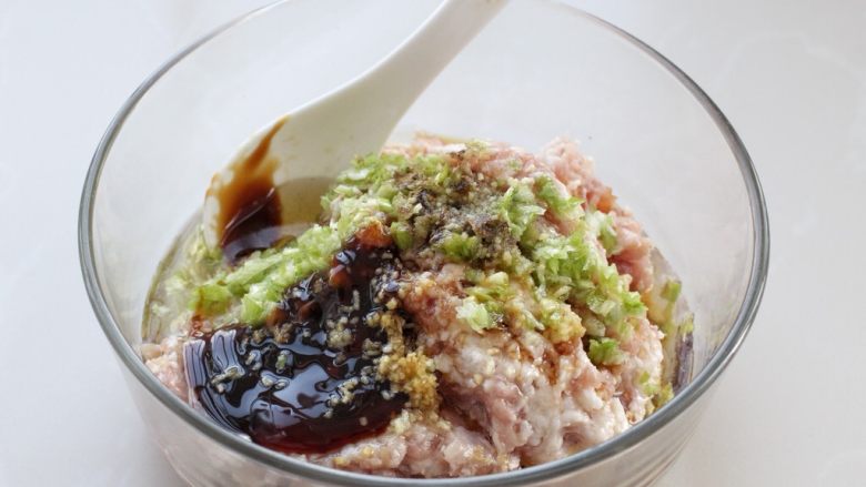 脆底猪肉洋葱锅贴,选择三肥七瘦的<a style='color:red;display:inline-block;' href='/shicai/ 414'>猪肉</a>，剁成肉馅放入容器中，再加入切碎的葱、<a style='color:red;display:inline-block;' href='/shicai/ 37'>姜</a>末，然后再调入<a style='color:red;display:inline-block;' href='/shicai/ 788'>生抽</a>、<a style='color:red;display:inline-block;' href='/shicai/ 718'>料酒</a>、<a style='color:red;display:inline-block;' href='/shicai/ 721'>蚝油</a>、<a style='color:red;display:inline-block;' href='/shicai/ 12043'>花椒粉</a>、盐、<a style='color:red;display:inline-block;' href='/shicai/ 756'>鸡精</a>和<a style='color:red;display:inline-block;' href='/shicai/ 849'>花生油</a>，用筷子顺时针一个方向搅拌