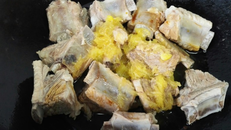 百变水果 香橙排骨,加入刚刚准备的鲜橙汁