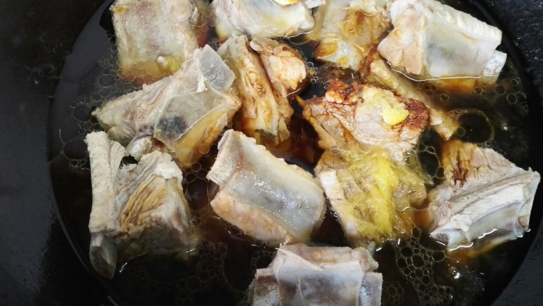 百变水果 香橙排骨,加入适量清水开始煮
