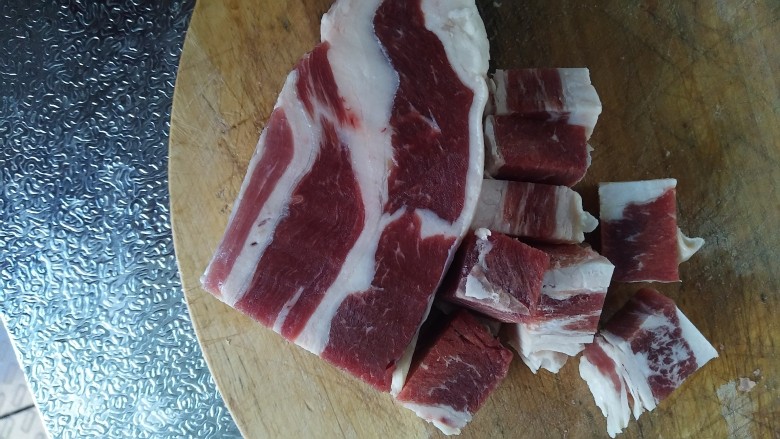 炖牛腩,牛腩肉洗净切2-3厘米方块,切好后放在锅内