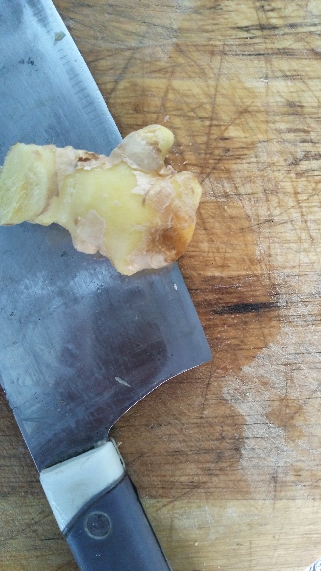 炖牛腩,姜切片或拍破,加入牛腩中