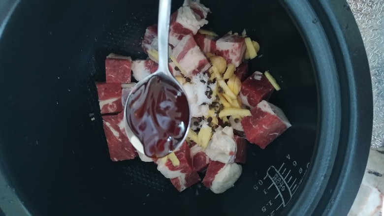 炖牛腩,加入蚝油1勺