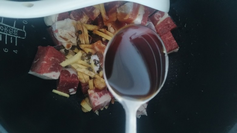 炖牛腩,加入醋