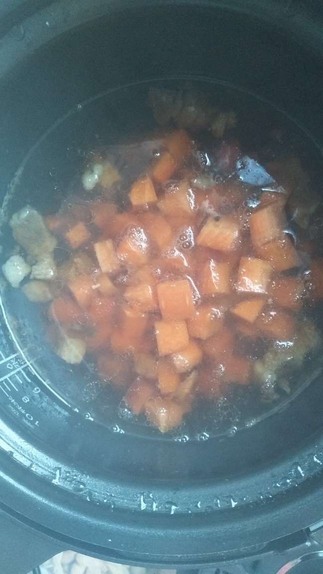 炖牛腩,开盖再煮至萝卜熟就可以开吃了,味道浓郁,没有腥味