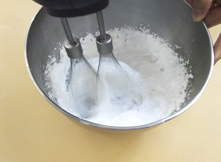芒果慕斯杯,[ 蛋白霜流程 ]

将水和糖慢火煮至110℃-120℃融化。打发蛋白，倒入糖浆一起打发至温度降30℃左右。