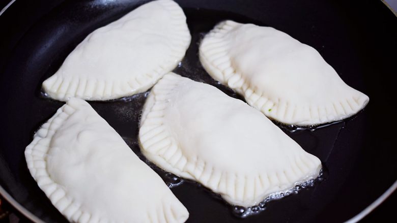 韭菜盒子,锅中倒入适量的食用油烧热,放入包好的韭菜盒子