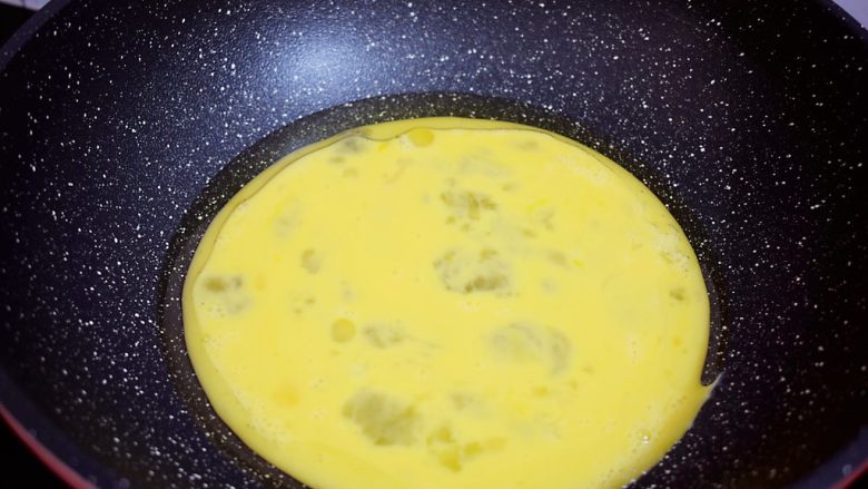 韭菜盒子,锅中倒入适量的食用油烧热,倒入鸡蛋液,用筷子快速搅拌成鸡蛋小碎块