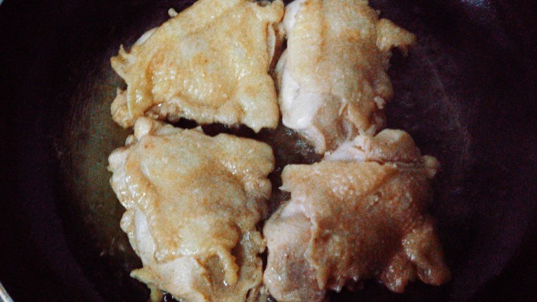 照烧鸡腿,进行多次翻面处理,煎约2~3分钟,鸡皮煎至发黄。