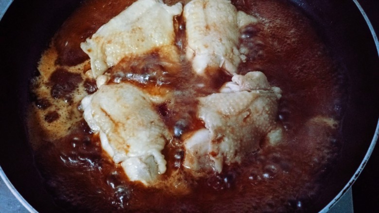照烧鸡腿,等鸡肉煎黄,从鸡皮上缓缓淋上酱汁。开大火把酱汁煮沸。
