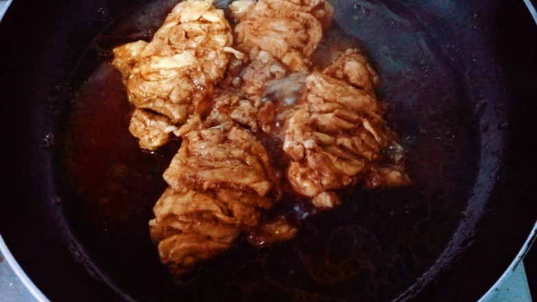 照烧鸡腿,10分钟后,将腿肉翻面,再盖上锅盖煮5分钟。