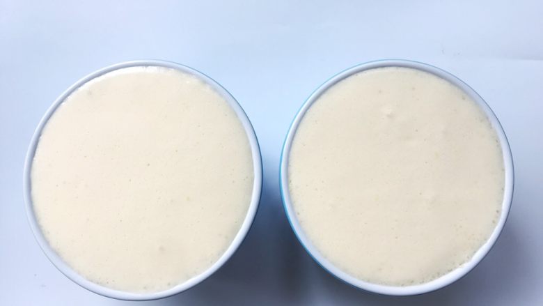 舒芙蕾,用挂板将表面刮平整,多余的面糊可以装入纸杯内