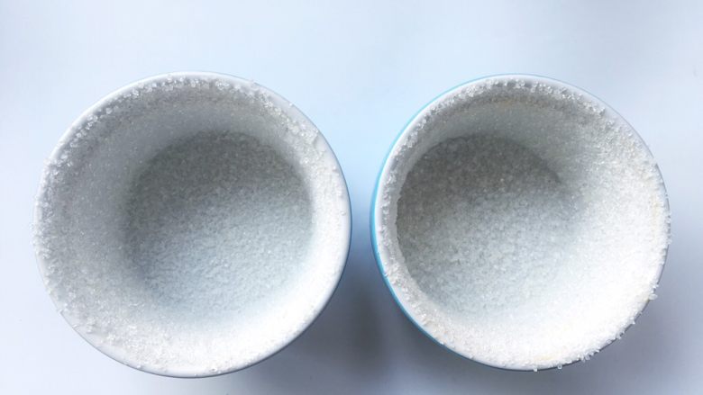 舒芙蕾,烤舒芙蕾之前,焗碗要用黄油跟砂糖处理一下,这样舒芙蕾在烘烤的时候才会爬升,焗碗内均匀的涂抹上黄油,之后将砂糖倒入碗内,转动碗,让砂糖粘满焗碗内壁,砂糖尽量少放一点,处理完一个焗碗,再处理另外一个,多余的砂糖留着加到蛋黄中