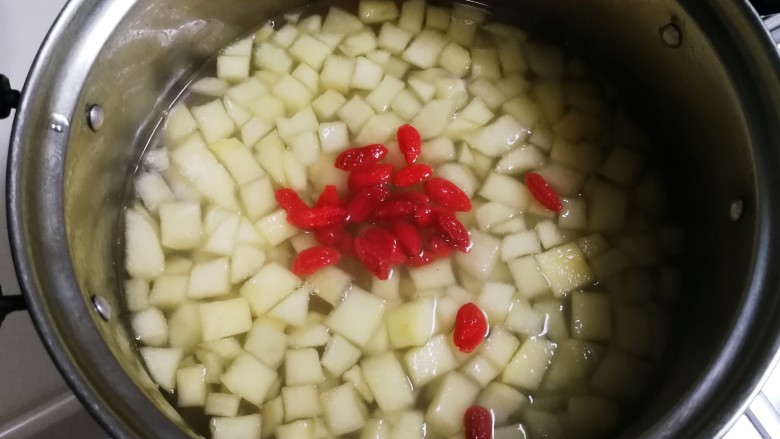 百变水果 桂香酸甜苹果羹,放入枸杞