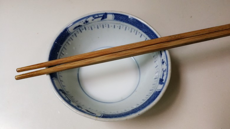 百变水果 桂香酸甜苹果羹,放入两勺清水搅匀