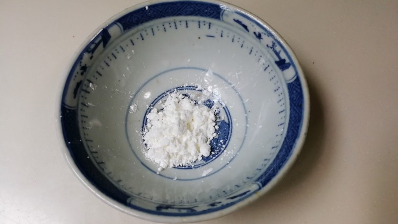 百变水果 桂香酸甜苹果羹,荸荠粉放入碗中