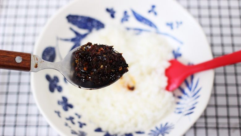 补钙滋补的海青菜饭团,用勺子挖一勺子花椒芽酱,如果没有可以放老干妈辣酱也是不错的,我个人还是喜欢这个花椒芽酱。
