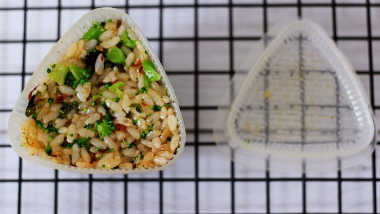 补钙滋补的海青菜饭团,把搅拌好的米饭放入模具里,没有模具可以用手搓成圆球是一样的哈。