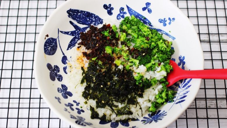补钙滋补的海青菜饭团,所有的食材都备齐后,因为海青菜碎和花椒芽酱里都有盐分,所以饭团里我就没有放盐,口味重的亲可以适量增加盐。