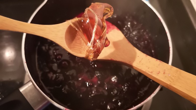 百变水果 蓝莓酱,煮的过程中,用勺压榨蓝莓,将果汁压出,小火煮开后,放入<a style='color:red;display:inline-block;' href='/shicai/ 867'>麦芽糖</a>继续熬煮。