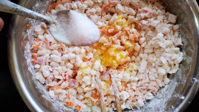 百变水果 秋梨鸡蛋饼,倒入一勺盐,大概8克左右。