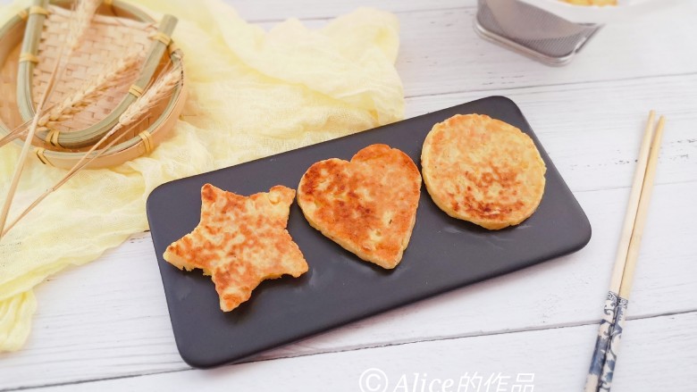 百变水果 秋梨鸡蛋饼,营养美味,一家人的早餐就做好了,简单快手美味。