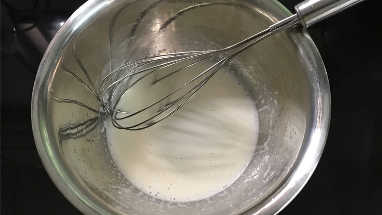 黑米戚风蛋糕,另取一盆,把牛奶和植物油放一起,用打蛋器打匀,让它们充分乳化。