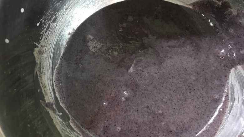 黑米戚风蛋糕,一起翻拌至无颗粒的糊状后,静置一会儿。