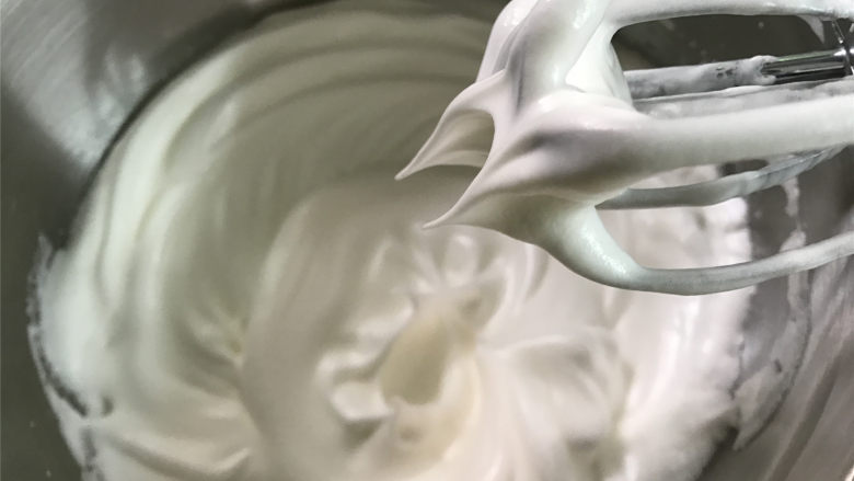 黑米戚风蛋糕,接下来打发蛋白,先用打蛋器把蛋白打到呈鱼眼泡状后分三次加入白砂糖,直至把蛋白打到能拉出一个短小直立的尖角,也说是常说的硬性发泡。