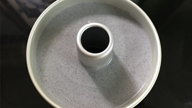 黑米戚风蛋糕,然后把拌好的蛋糕糊倒入6寸中空戚风模具中,震出大气泡。