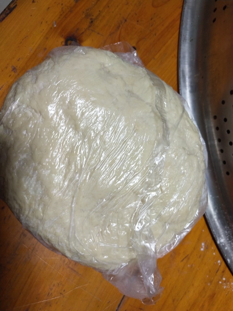 豆腐馅饼,和成面团,盖上保鲜膜,醒30分钟。