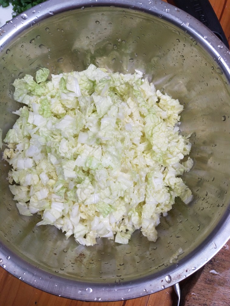 豆腐馅饼,<a style='color:red;display:inline-block;' href='/shicai/ 114'>白菜</a>取菜叶部分,切碎,加少量盐,静置10分钟,控干水分,加入豆腐中。