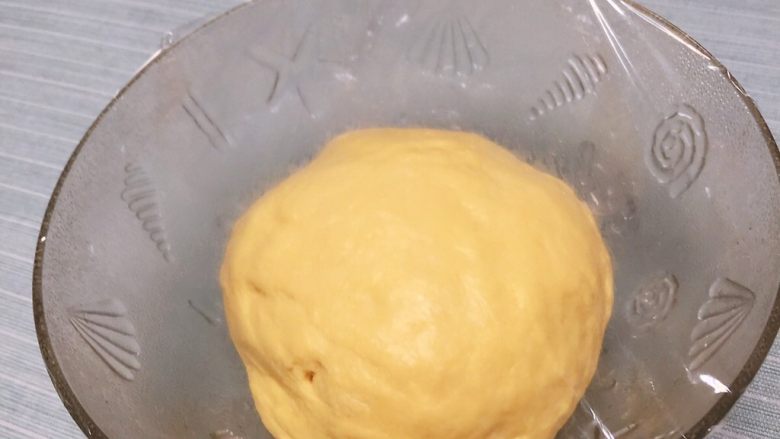 健康小油条,然后把刚刚化开的牛奶酵母液、调好的鸡蛋液倒入<a style='color:red;display:inline-block;' href='/shicai/ 519'>面粉</a>中,用筷子搅拌均匀后,双手抹油开始揉面,一直到面团干净不粘手,用保鲜膜包好发酵。