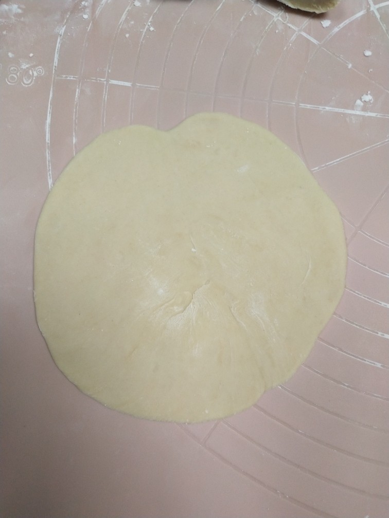 豆腐馅饼,剂子擀圆,中间稍厚,四周略薄(不好看,见笑了)。