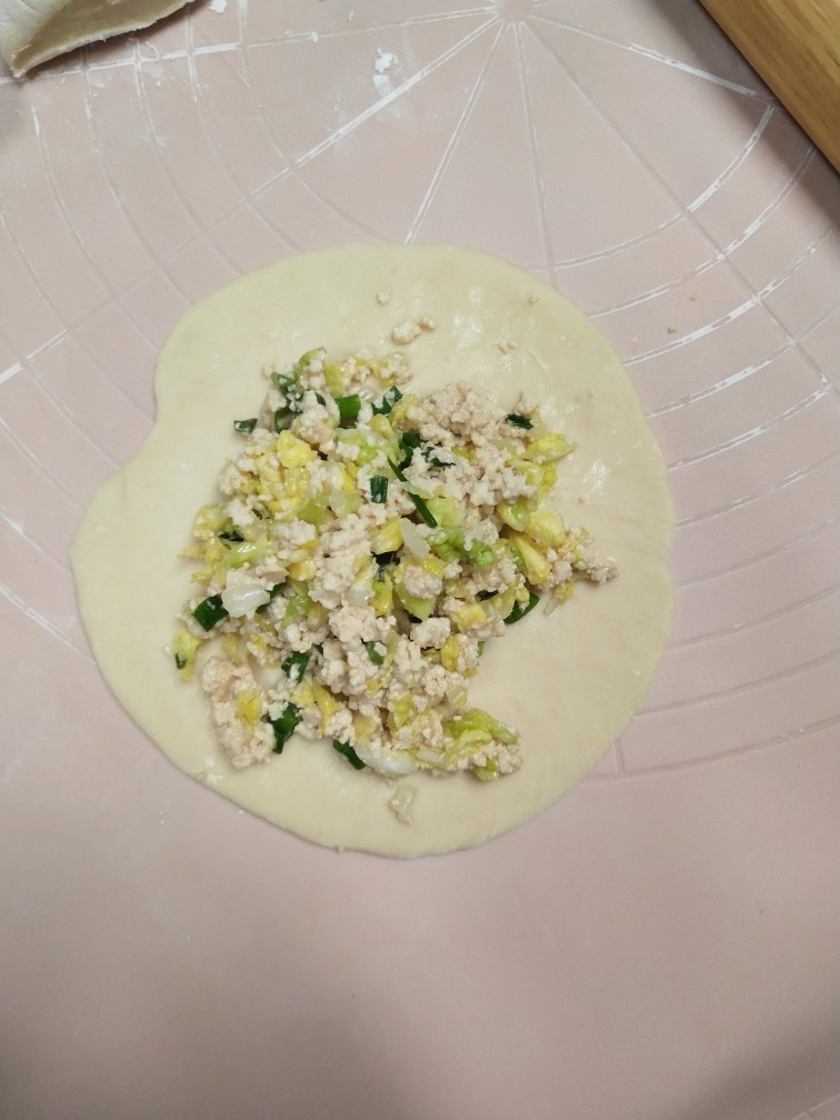 豆腐馅饼,放入适量馅料(可以都擀完了再放,我前面放多了,后面差一个馅)