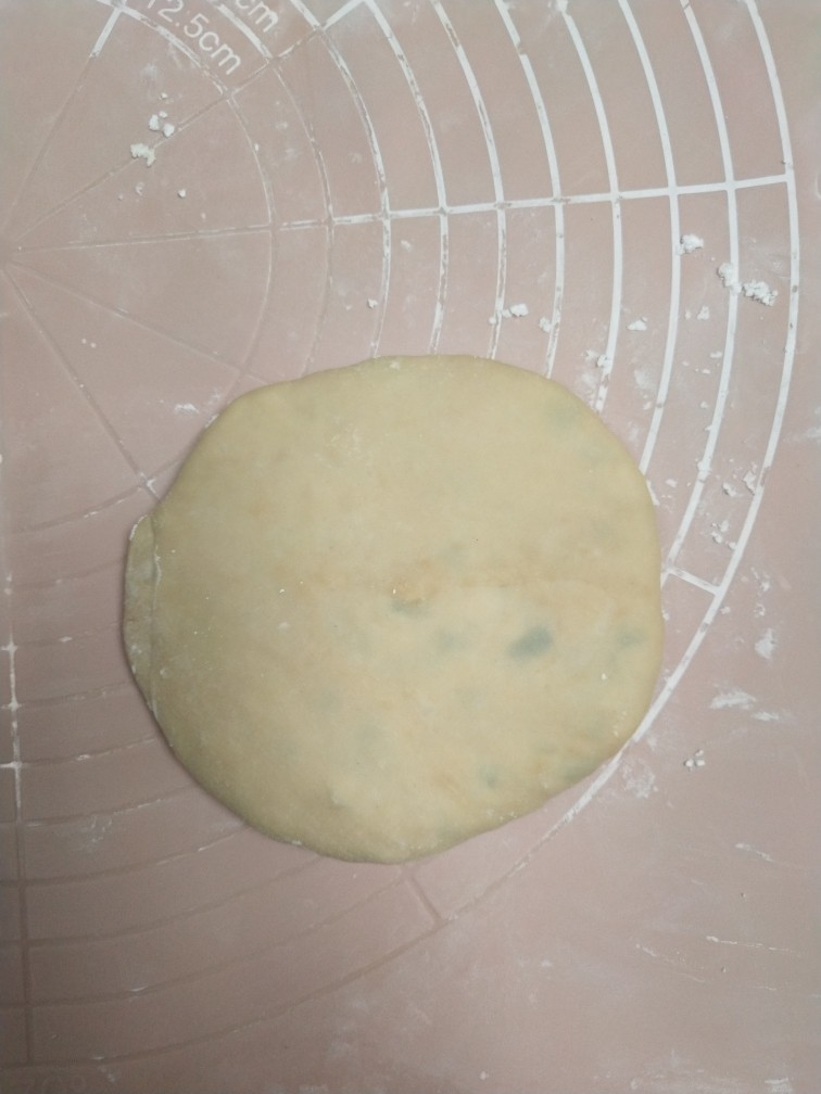 豆腐馅饼,收口朝下,用手(擀面杖)轻轻的均匀的压扁。