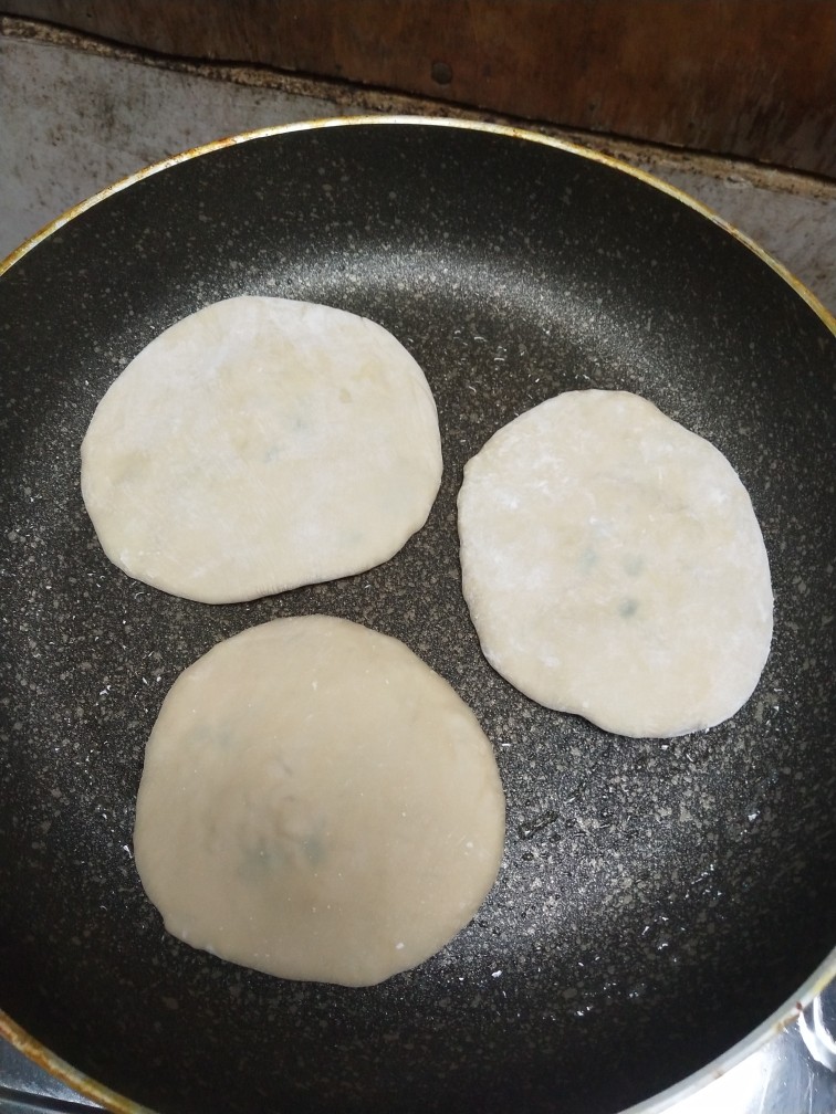 豆腐馅饼,不粘锅刷适量油,将饼放入,开小火,煎至金黄色翻面。(这个油看个人喜好,可以刷层油,可以多点油煎,也可以不放油)