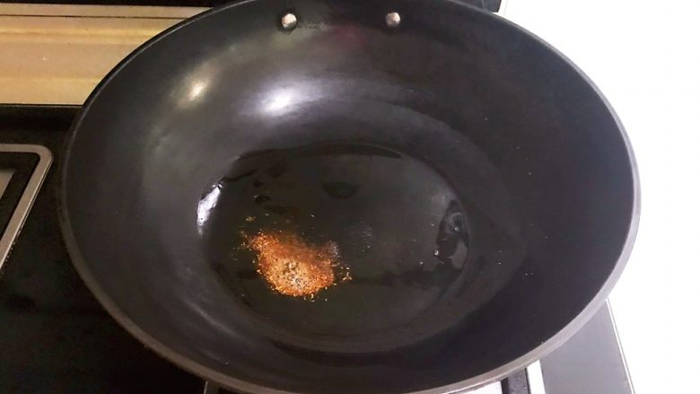 10分钟快手菜 香蒜炒豆干,炒锅烧热后加入2小勺大豆色拉油,油温6分热的时候加入花椒粉